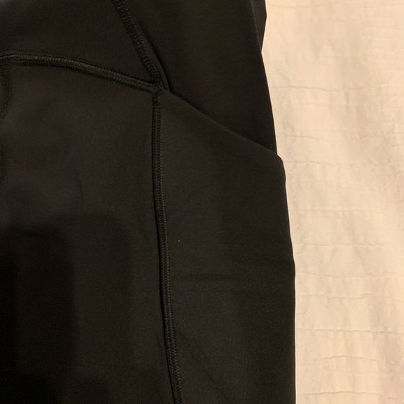 Lululemon Invigorate 7/8 w/mesh detail Sz4 - Picture 5 of 5